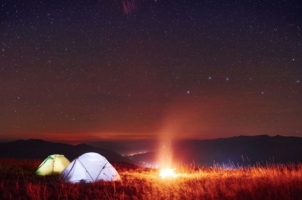 Comment choisir un emplacement de camping pour observer les étoiles filantes en août?