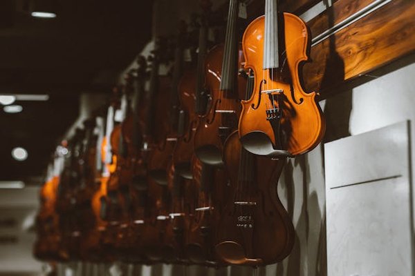 Où apprendre les techniques de fabrication de violons à Crémone, Italie : ateliers et luthiers ?